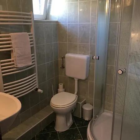 Vadrozsa Vendeghaz * شيوفوك